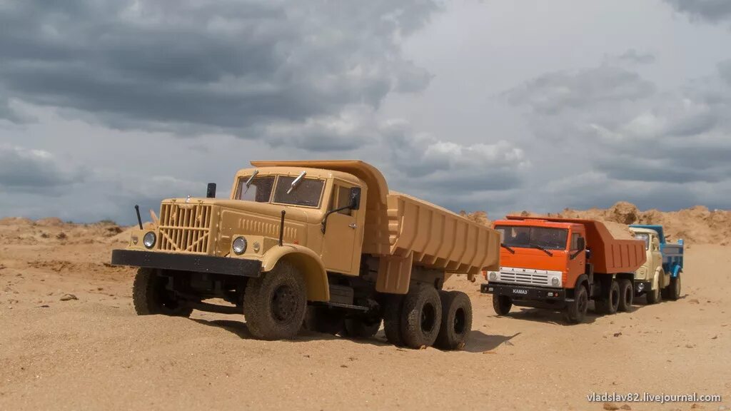 краз 255 и урал 4320. краз 6322. урал камаз урал камаз. краз и камаз рядом. свалка грузовиков.