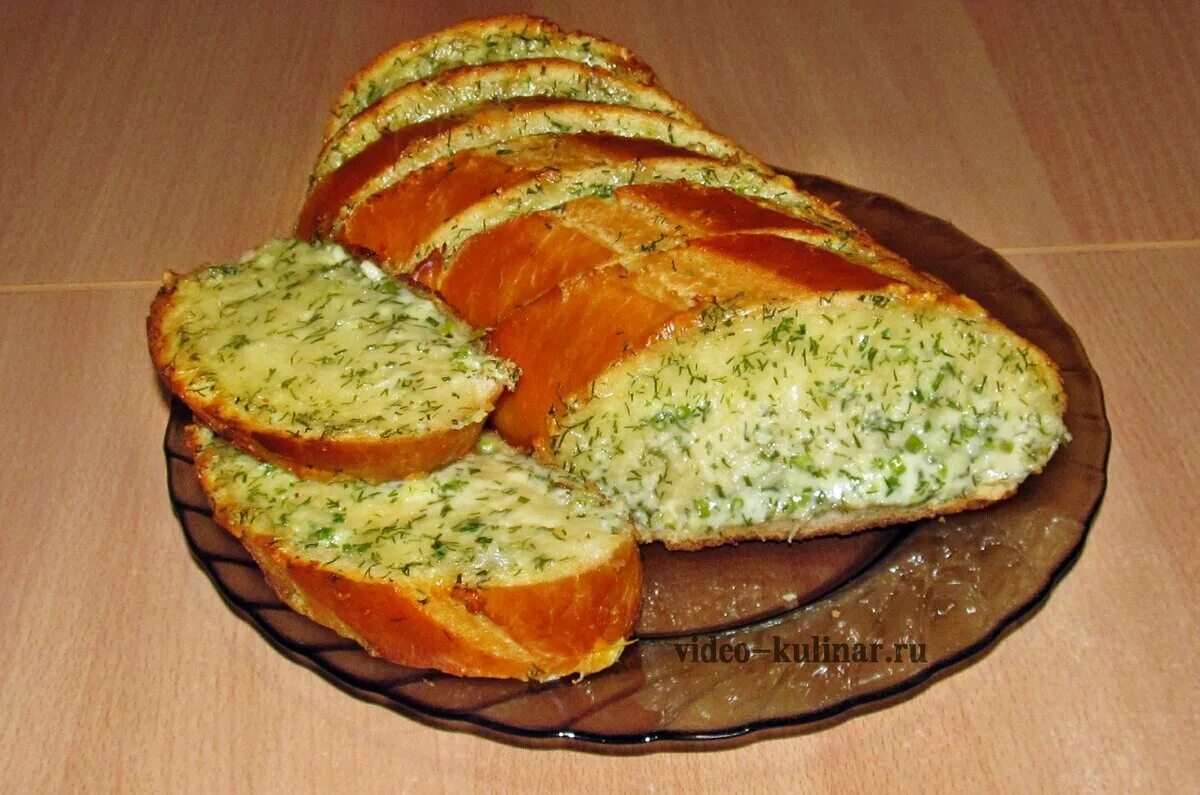 Батон с сыром и чесноком. Как сделать батон с чесноком. Как сделать батон с чесноком. Как сделать батон с чесноком. Батон с маслом и сыром в духовке.