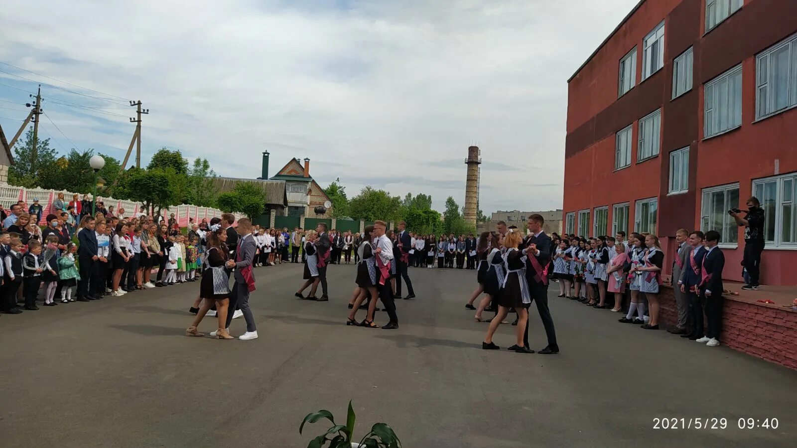 Новости дзержинска минской. Факел знаний на последнем звонке. Школа номер 3 Дзержинск. Факел знаний на последнем звонке фото. Передача факела знаний последний звонок.