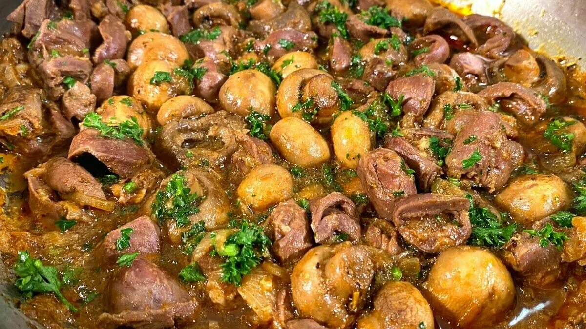 Как вкусно приготовить куриные желудки и сердечки. Жареные куриные сердечки на сковороде. приготовить куриные сердечки. рецепты с куриными сердечками на второе. как приготовить куриные сердечки вкусно и просто.