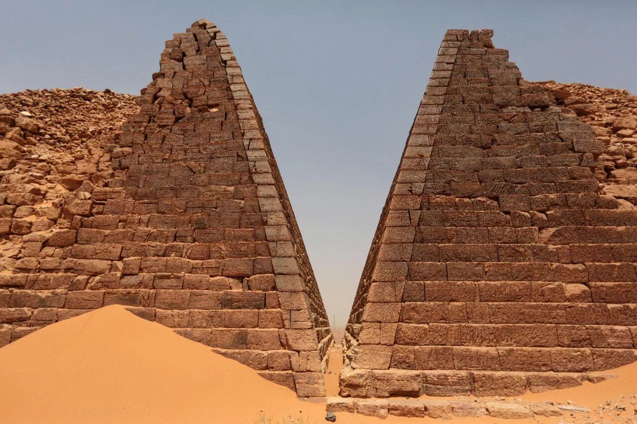 Ancient pyramids. Пирамиды Мероэ Судан. Нубия в древнем Египте. Пирамиды Нубии. Нубийские пирамиды в Судане.