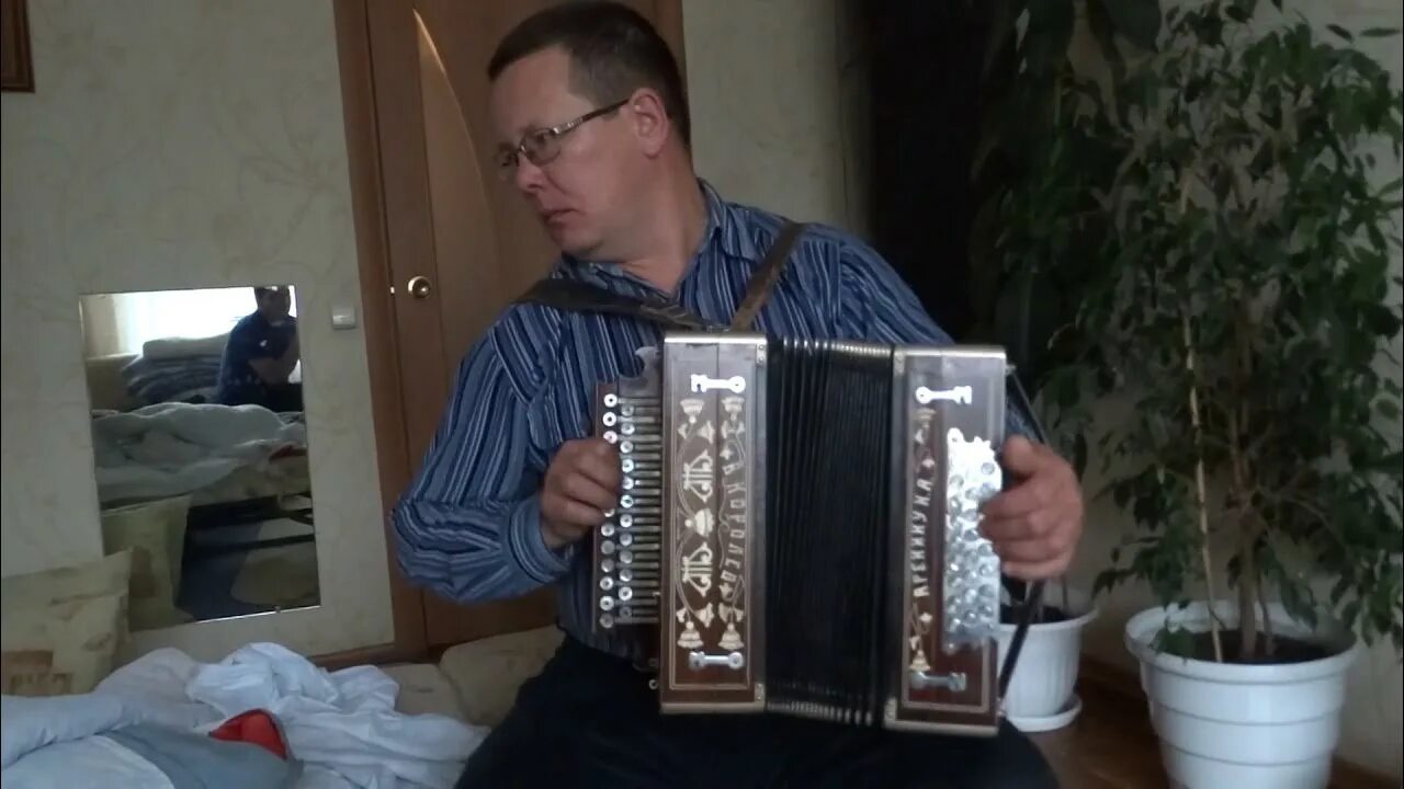 Марийский гармонист. Гармонь тальянка. Марийская плясовая песня. Марийские песни гармошка. Марийские песни гармошка.
