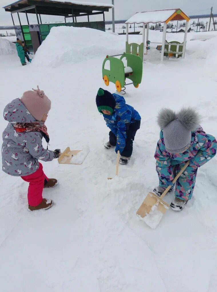 Экологическое воспитание фотоотчёт прогулки зимой. Прогулки на свежем воздухе зимой. Трудовая деятельность на прогулке зимой. Наблюдение за березой зимой в средней группе. Детский ансамбль с зимними куртками на улице.