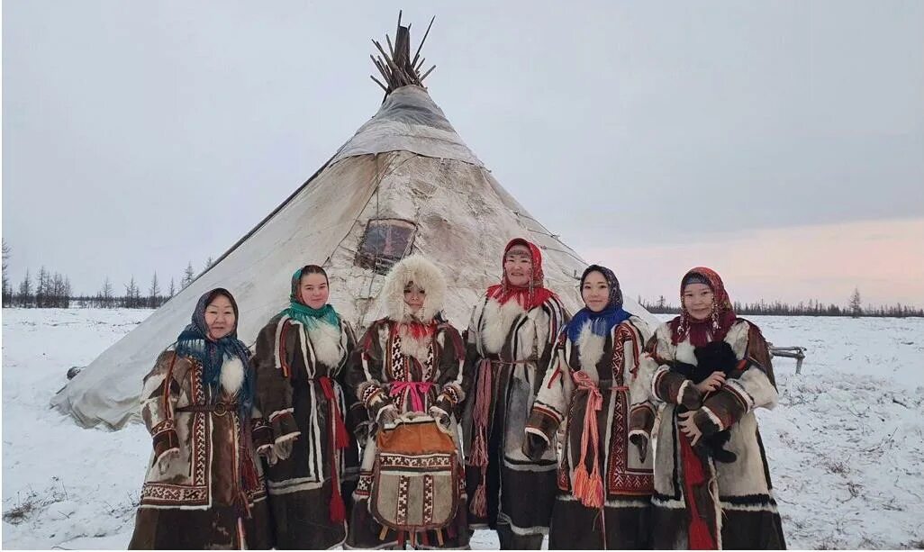 Народы севера Тюменской области. Народы европейского севера ненцы. Национальный костюм ненцев Ямала. Коренные народы севера ненцы.