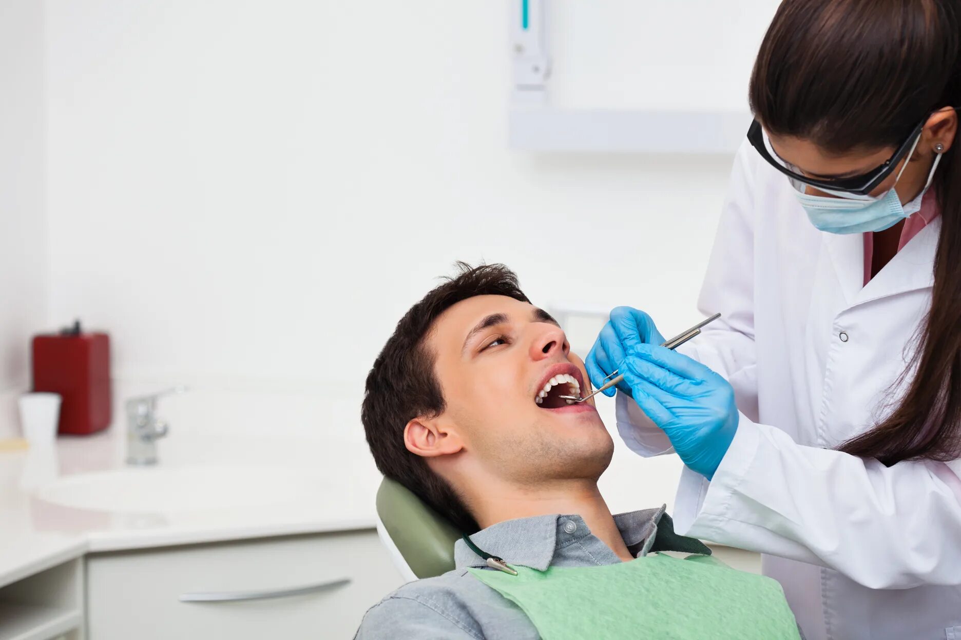 Стоматолог и пациент. Прием у стоматолога. Осмотр стоматолога.