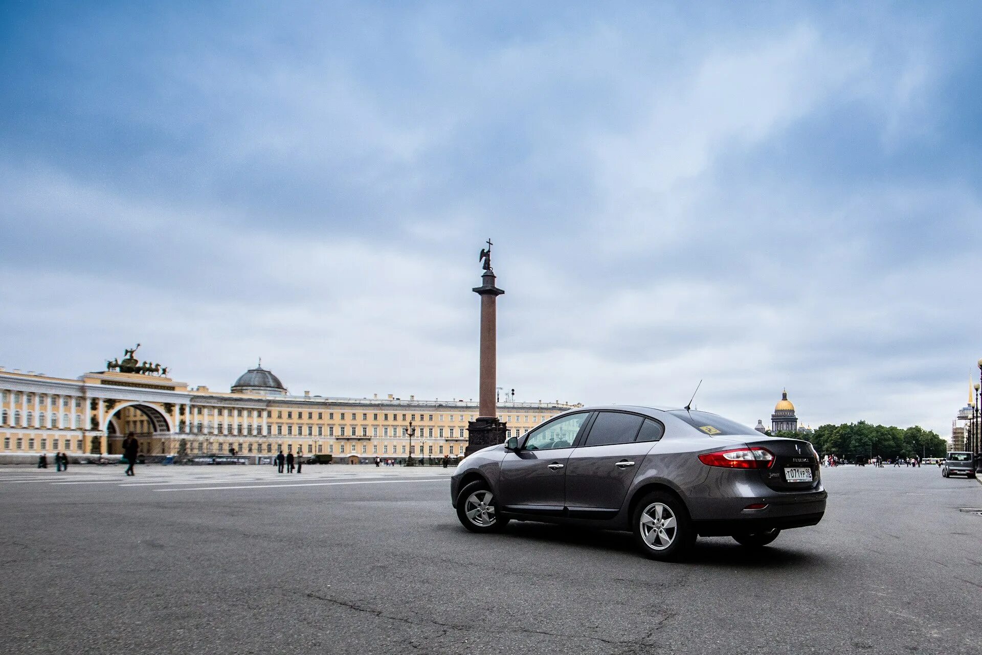 Автомобиль отзывы спб. Автомобиль Санкт Петербург. Петербург машина. Машина на фоне Питера. Евромобиль, Санкт-Петербург.