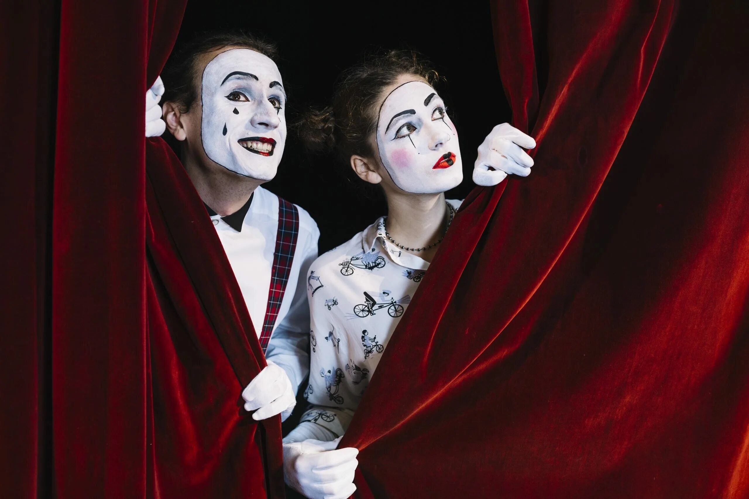 Актер на сцене. Актёрское мастерство группа людей. Актеры на сцене театра. Театральная абстракция. Человек на сцене.