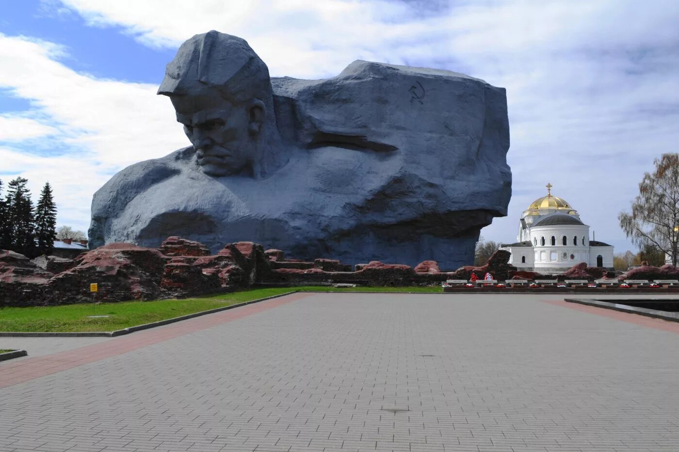 Выставка монументы мужества и славы. Монумент мужество брест. Брестская крепость памятник мужество. Город герой брестская крепость памятник мужество. Монумент мужество картина.