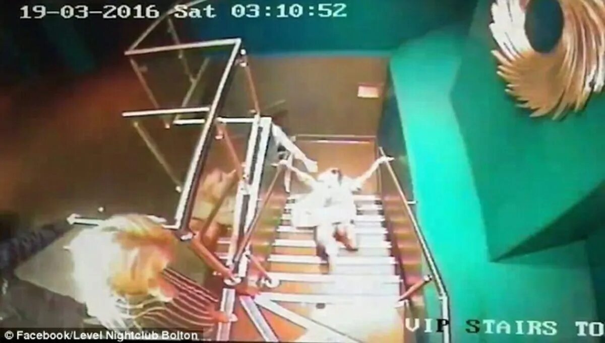 Девочка упавшая с лестницы. Девочка упавшая с лестницы. Пьяный упал с лестницы. Упал с лестницы гиф. Корпоратив упала с лестницы.