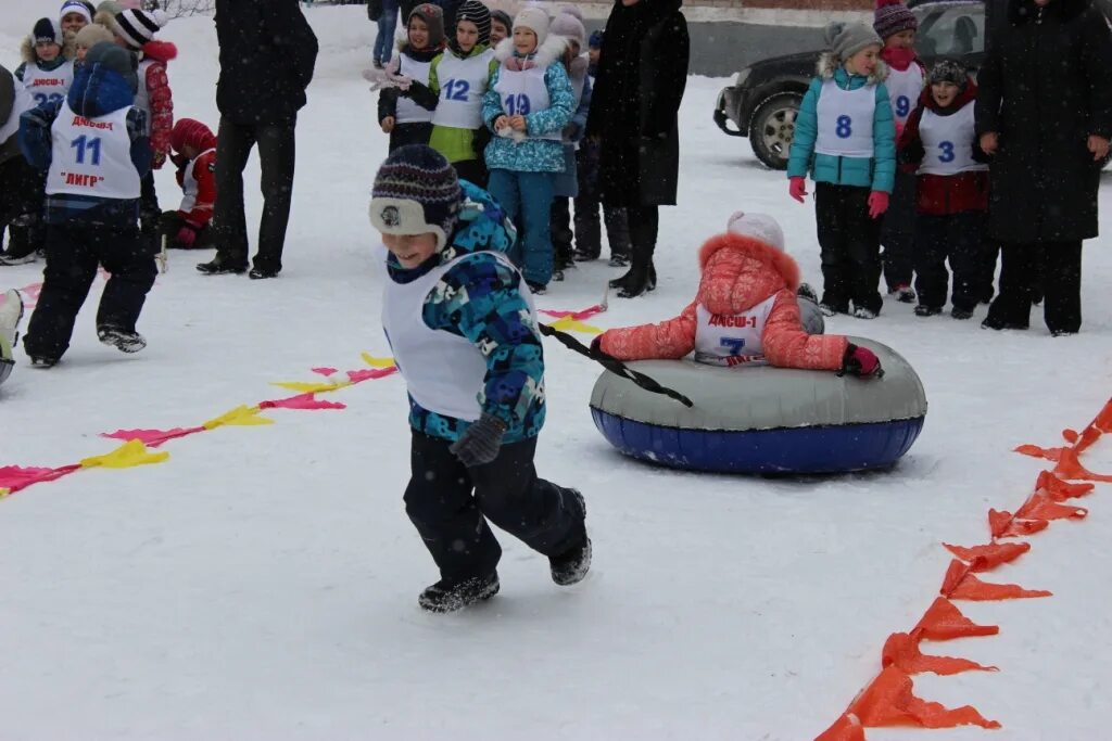 веселые старты зимой на улице для детей. зимние спортивные эстафеты для детей на улице. зимняя детская эстафета. зимние старты для дошкольников. веселые старты зимой на улице для детей.