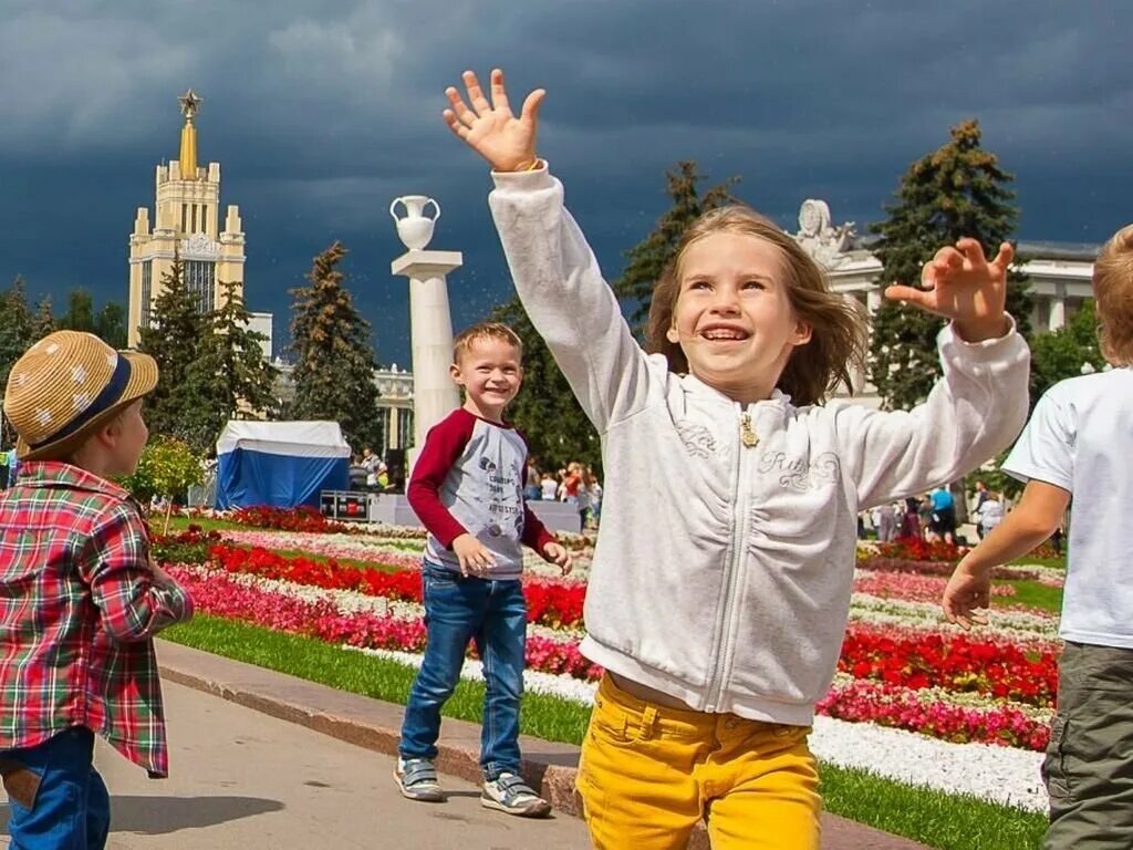 Открыли год семьи в городе. Дети в городе. Счастливое мирное детство. Город счастливых детей. Дети на экскурсии.