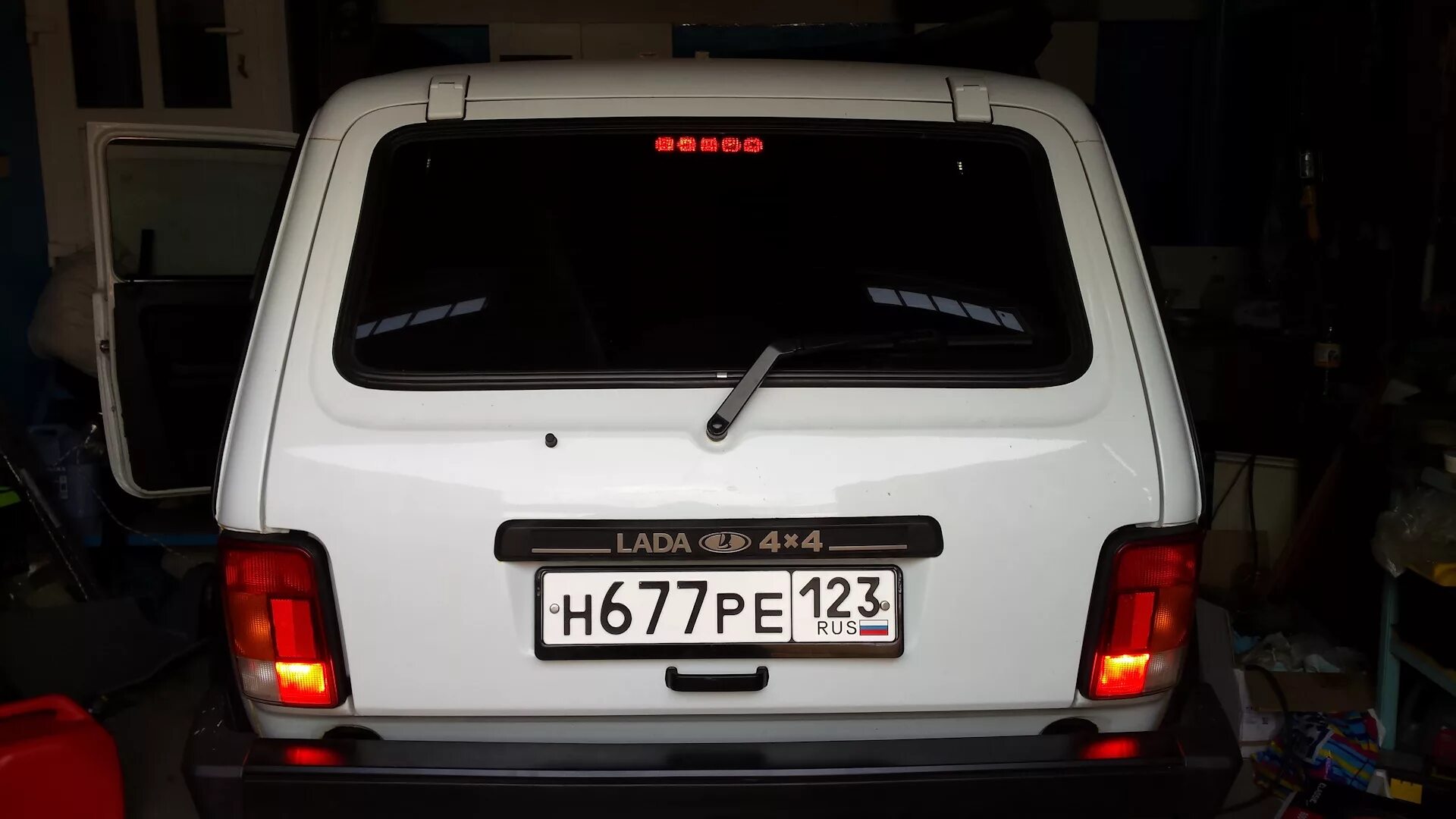 Sho-me y-2680n04 white. Доп стоп нива 21214. Дополнительный стоп сигнал ваз 21213. Стоп сигнал нива 21213. Доп стоп ваз 2108.