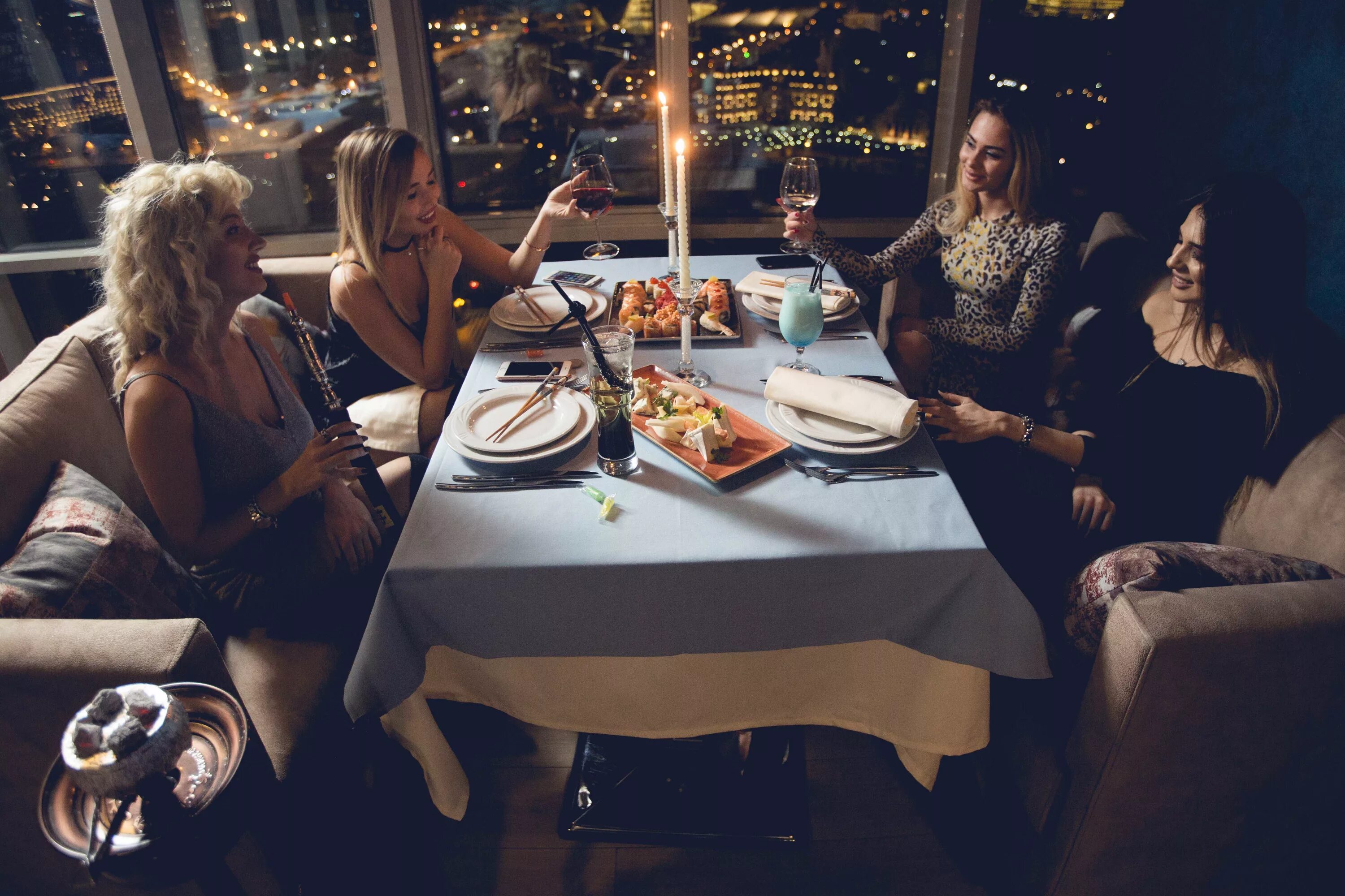 Завтрак на море девушка. Лакшери жизнь. Роскошь друзья. Роскошь друзья. Яхта princess 40m.