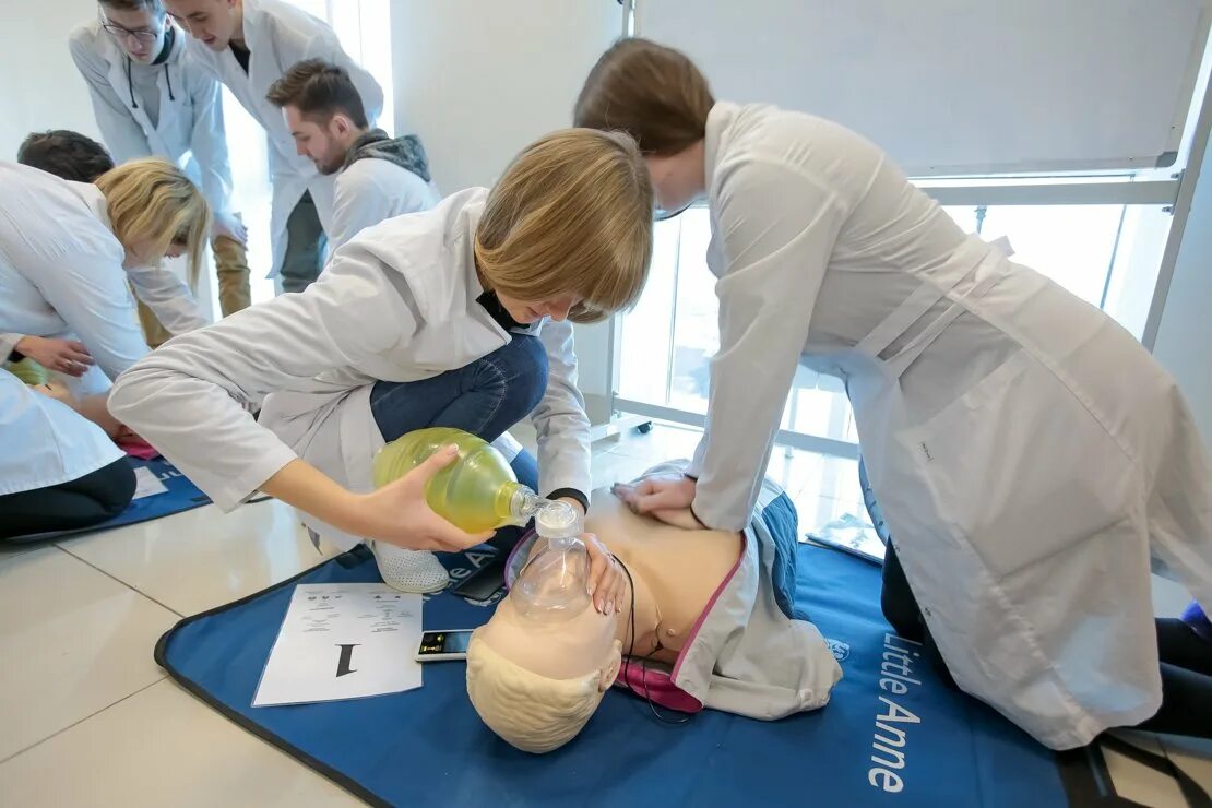 Студенты медики на практике. Практика студентов медиков в больнице. Медик практикант. Студенты медики в больнице. Студенты практиканты медики.