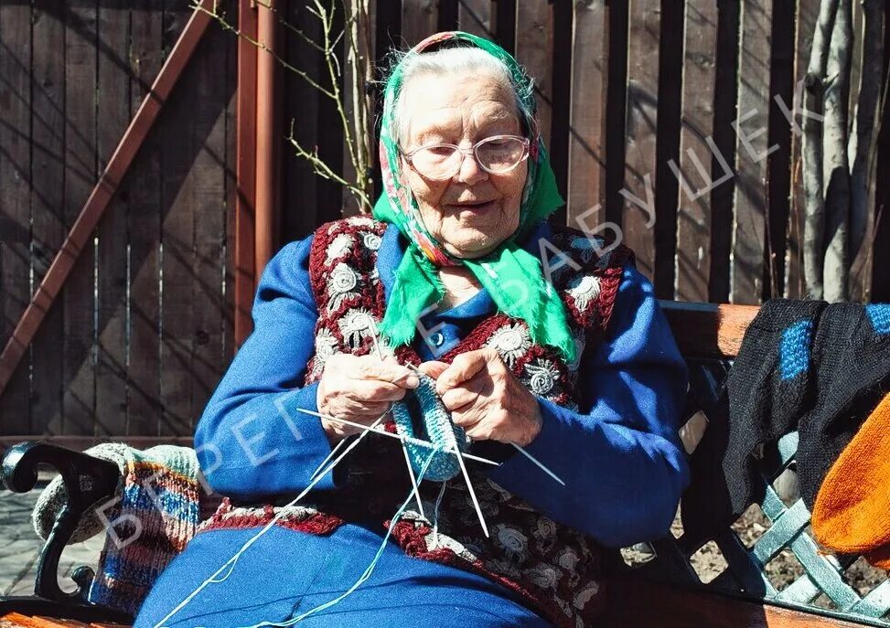 Есть ли бабушка. Бабушки вязальщицы. Бабушка вяжет. Вязание для пенсионеров. Старушка и пряжа.
