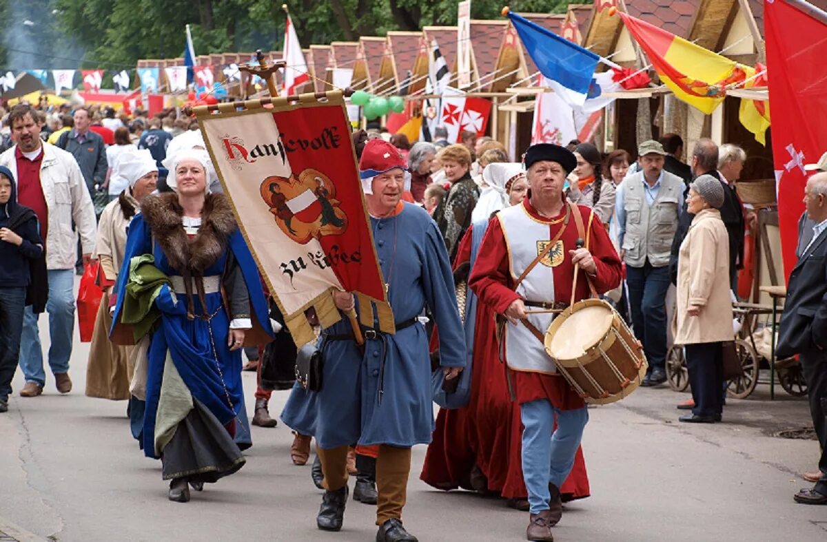 Администрация хадыженского городского. Ганзейский союз великий новгород. Ганзейские дни великий новгород 2009. Освещение церкви в хадыженске. Городок провинциальный летняя жара текст.