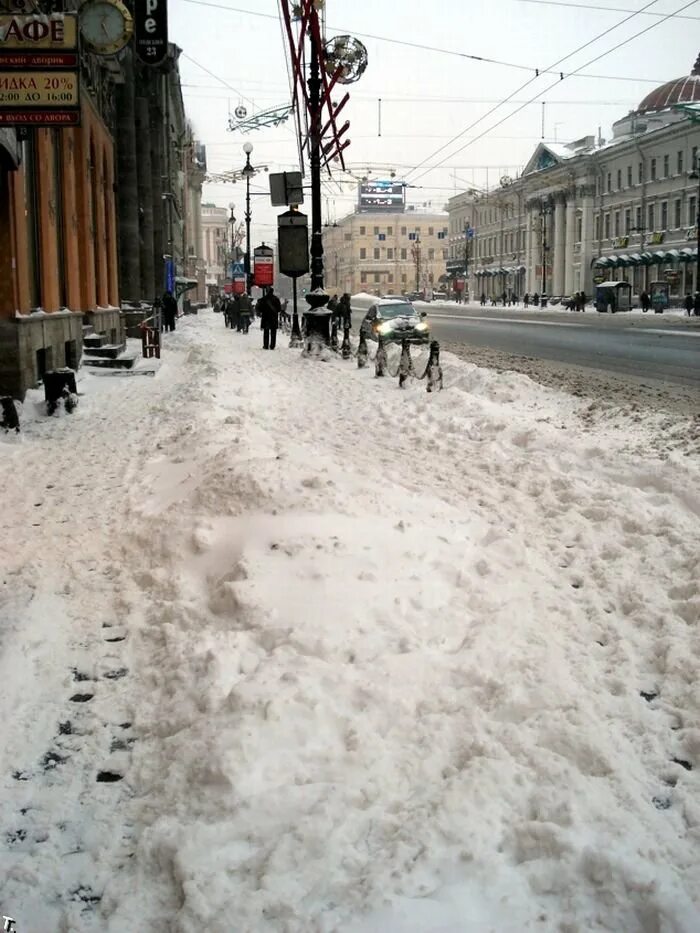 Снег в Питере. Питер зимой. Снегопад в городе. Снег на улице. Почему на улице снег