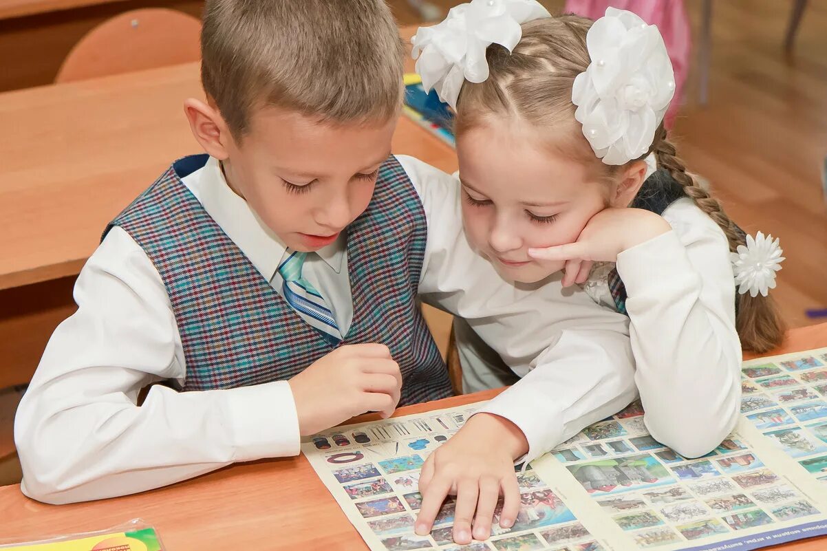 Одноклассники прямо на уроке. Младших школьников. Первоклассники на уроке. Младшие школьники. Дети школьного возраста.