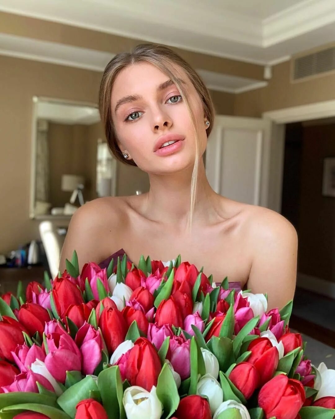 Женщина с букетом тюльпанов. Девушка с тюльпанами. Фотосессия с тюльпанами.