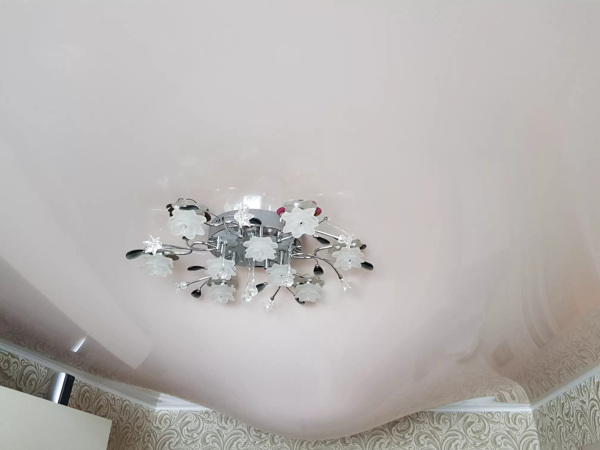 Залило натяжной потолок. Залило натяжной потолок. Затоп натяжного потолка. Затопили натяжной потолок. Подвесной потолок после затопления.