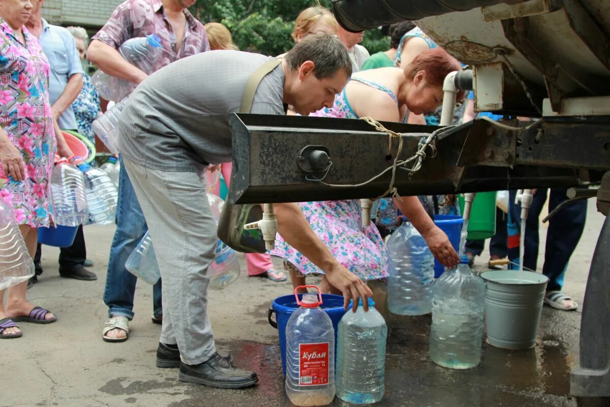 В октябрьском нет воды сегодня почему. Подвоз питьевой воды. Везут питьевую воду. Подвоз воды Кимры. Подвоз питьевой воды прикол.