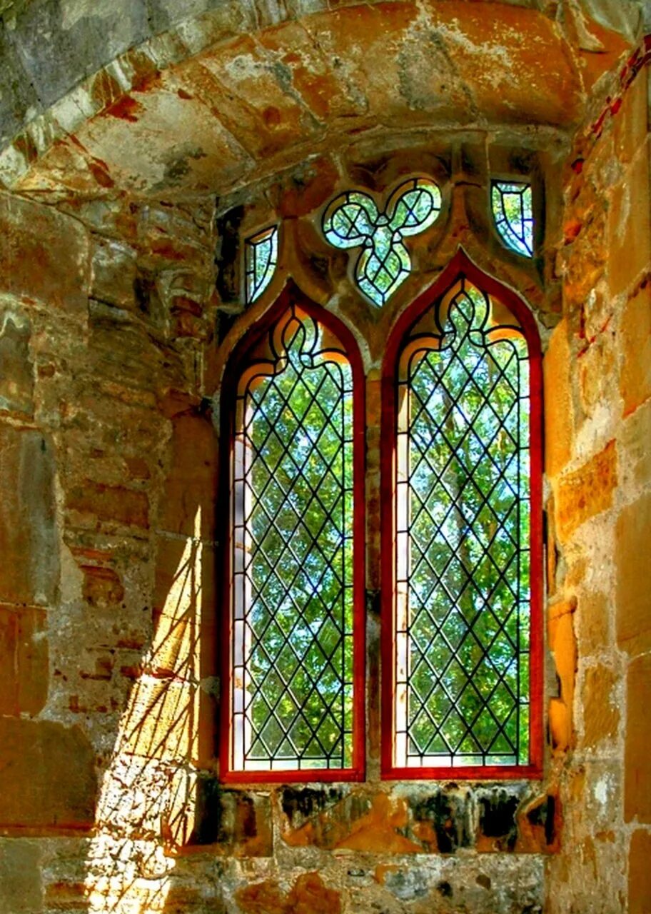 В замках были окна. Слюдяные окна 17 века. Витражные окна старинные. Витражные окна в замке. Окна в средневековых замках.