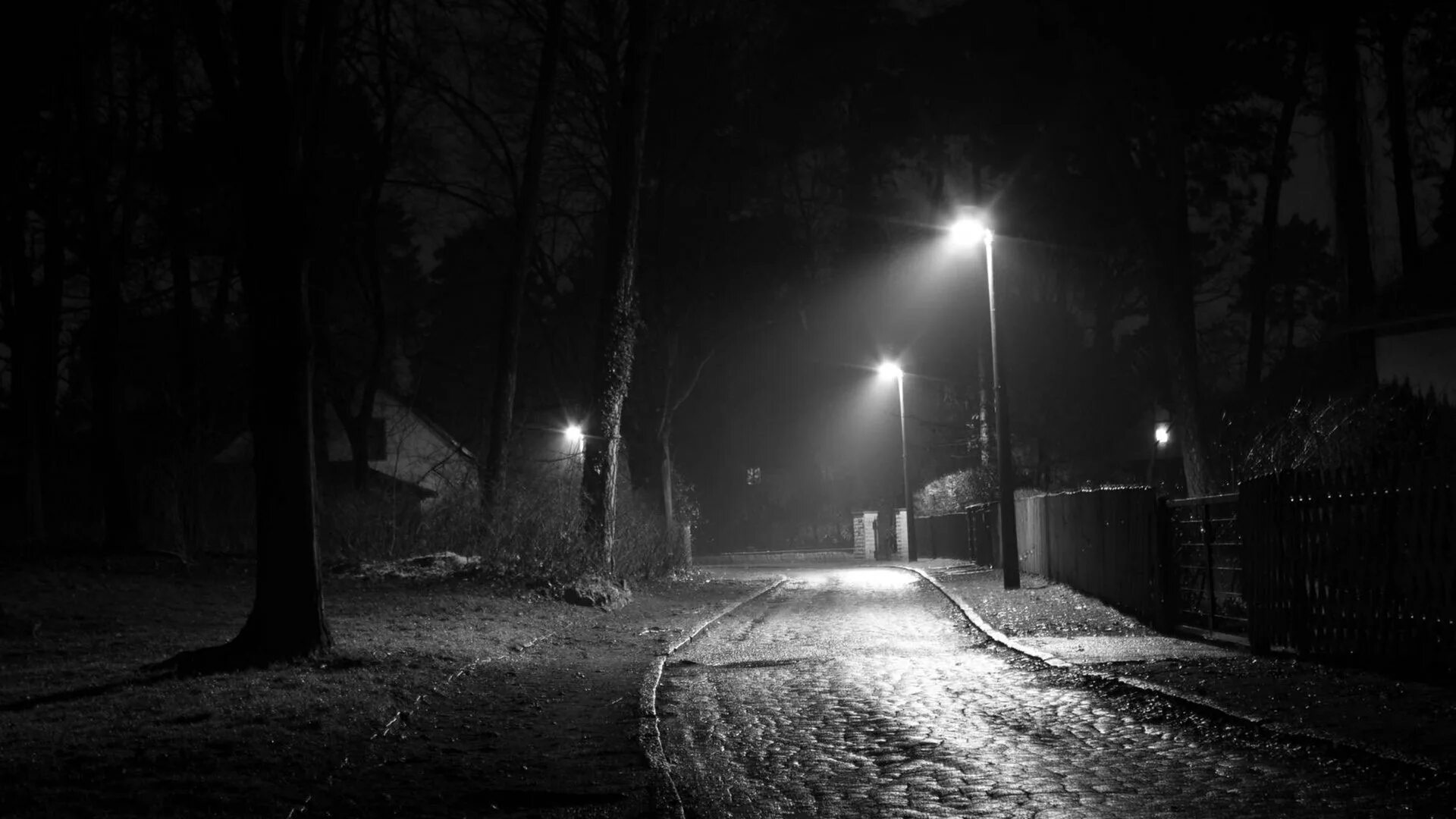 Темная улица. Темная улица с фонарями. Ночная улица. Фонарь в темноте. Темный свет фонарей