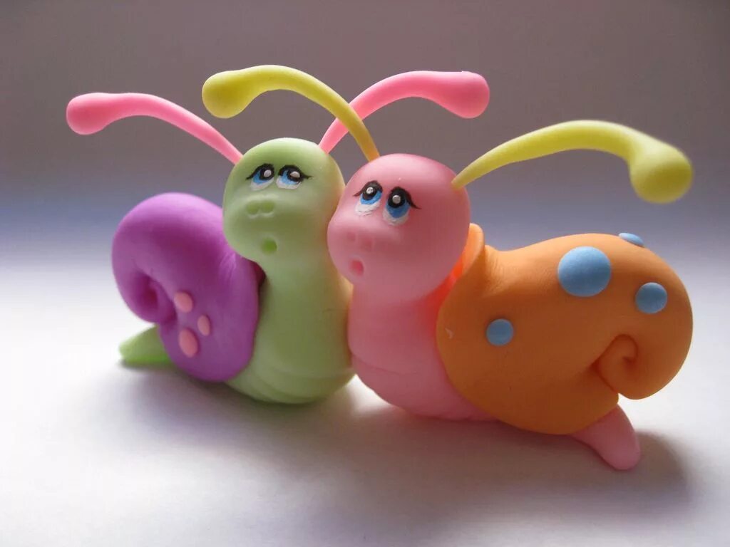 Лепить игрушку из пластилина. Изделия из пластилина для детей. Фигурки из массы для лепки. Лепка из воздушного пластилина. Лебка.