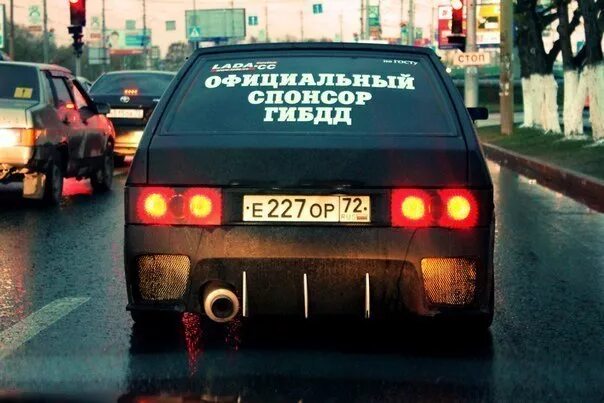 Надписи на машину. Наклейка на лобовое автозвук. My life my rules на машине. Наклейки автозвука на авто. Интересные надписи на машину.
