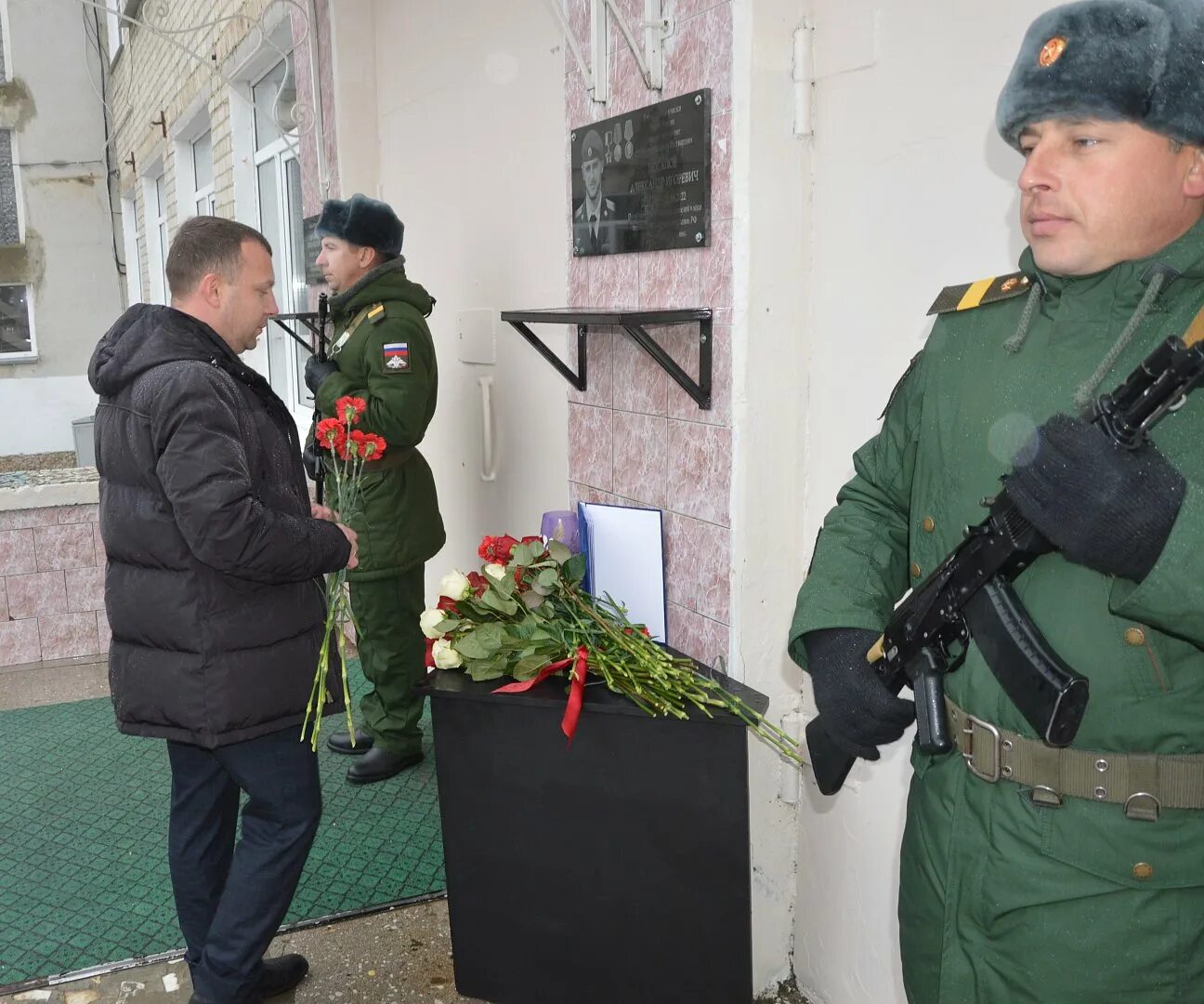 Мемориальная доска в честь погибшего в сво. Герои России. Открытие мемориальной доски в школе. Мемориальная доска погибшему на Украине.