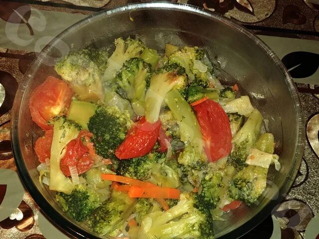 Тушеные брокколи рецепт на сковороде. Тушеная брокколи с овощами. Брокколи с картошкой. Брокколи с яйцом. Брокколи на сковороде.