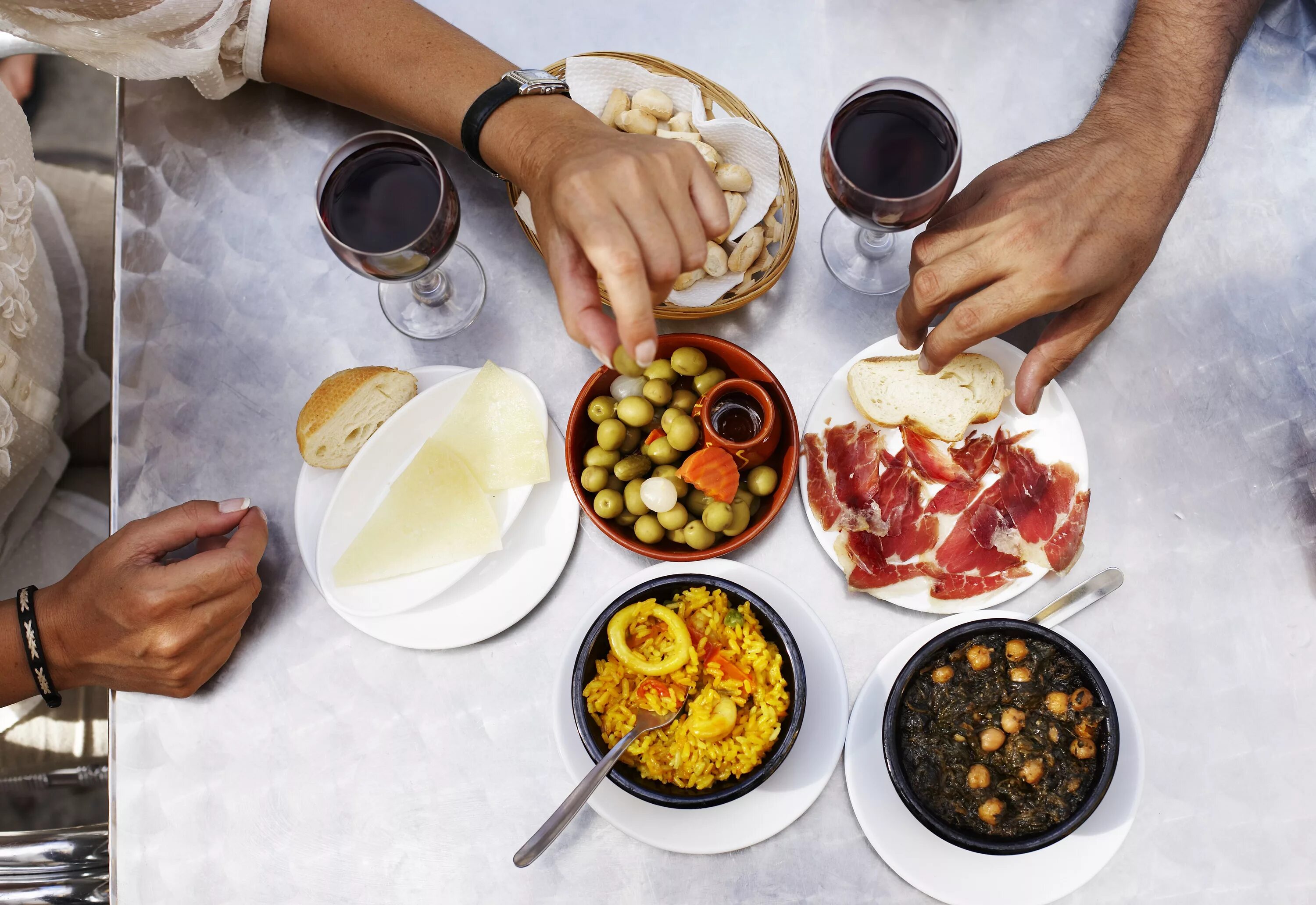 Ужин в 6 часов. Обед в Испании. Ужин в Испании. Культура питания в Испании. Испанская еда ресторан.