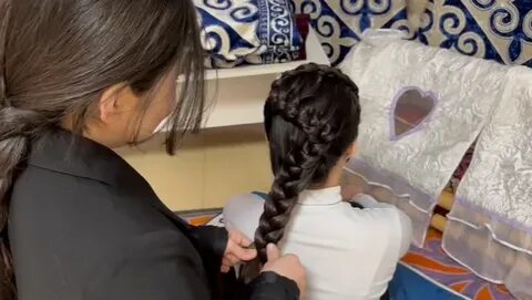 Көшеде әйелін шешіндіреді