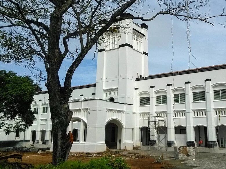Шри школа. Университет Коломбо. Открытый университет Шри-Ланки. University of Colombo. Фото Шри Ланго в Коломбо здание где написано имя Бога.