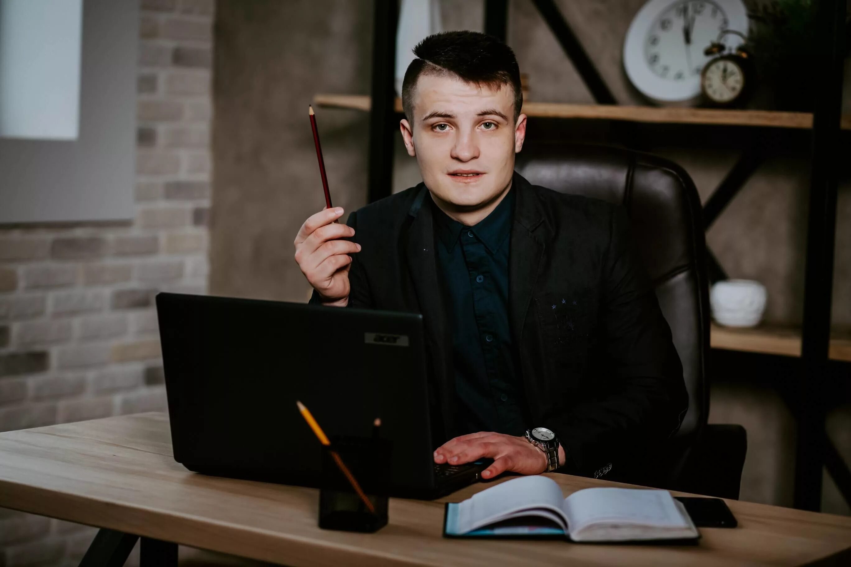 имиджевый фотопортрет программиста. фон для деловой фотосессии. бизнес портрет женский. мужской деловой портрет. составляющие делового имиджа.