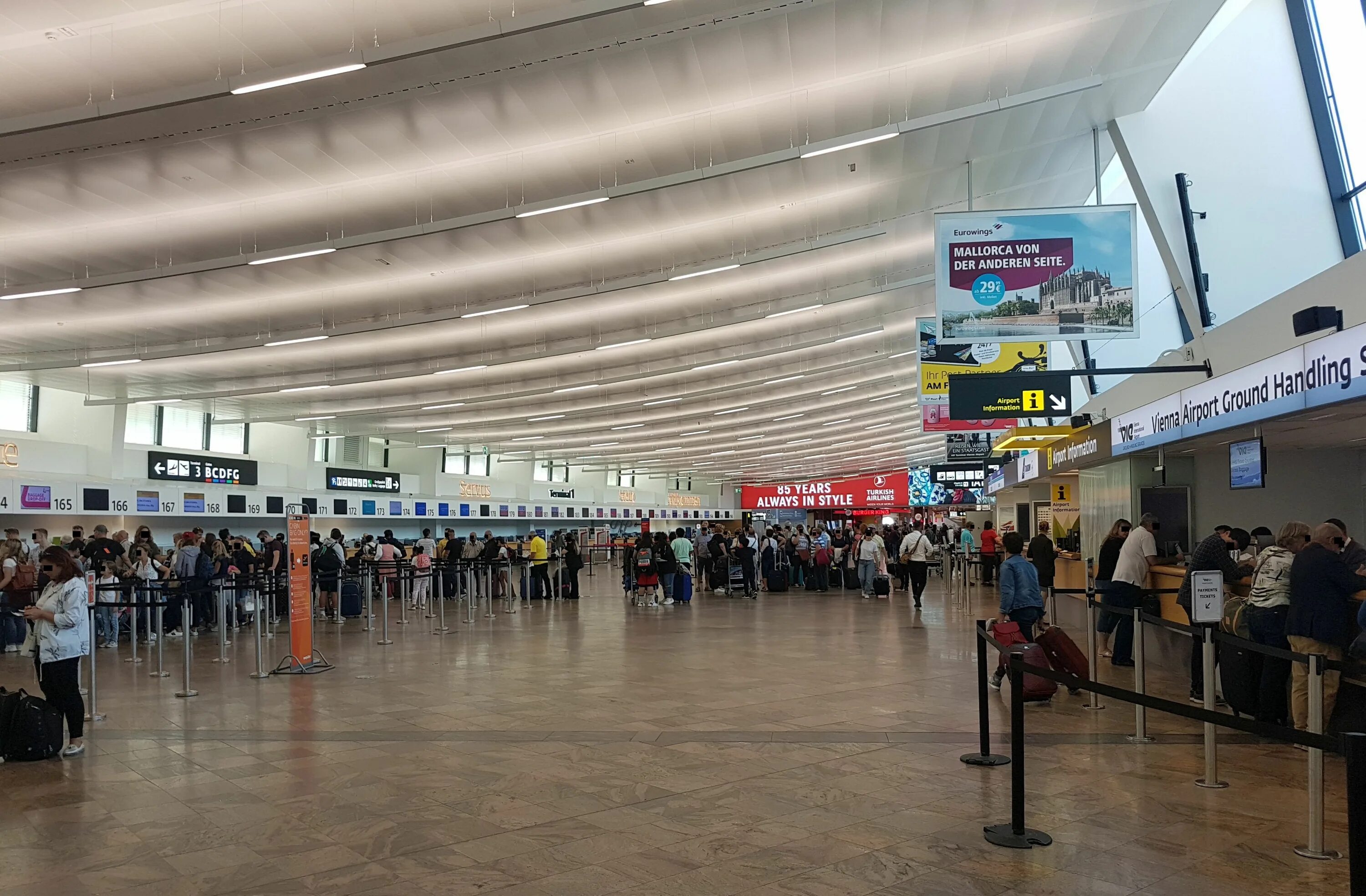 Departure hall. Венский аэропорт. аэропорт вены. аэропорт в вене из самолета. ференца листа аэропорт departure.