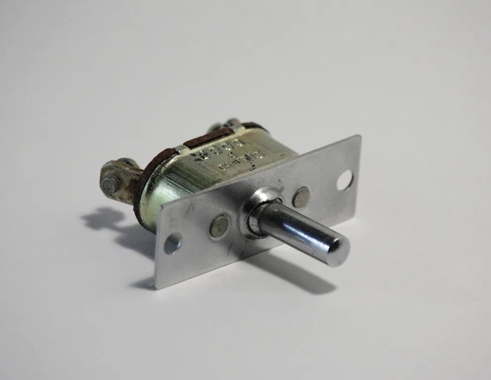 Тумблер 3 позиционный 30 ампер. Тумблер п2т-17. Контактор 100 ампер 220. Пускатель 250 ампер катушка 100 вольт. Тумблер на 20 ампер 220 вольт.