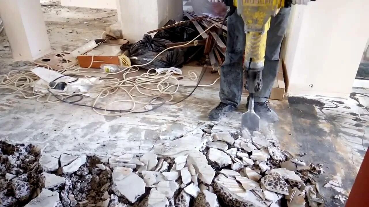 Демонтаж наливного пола. Демонтаж стяжки. демонтаж бетонных полов. демонтаж бетонной стяжки. демонтаж битумного пола.