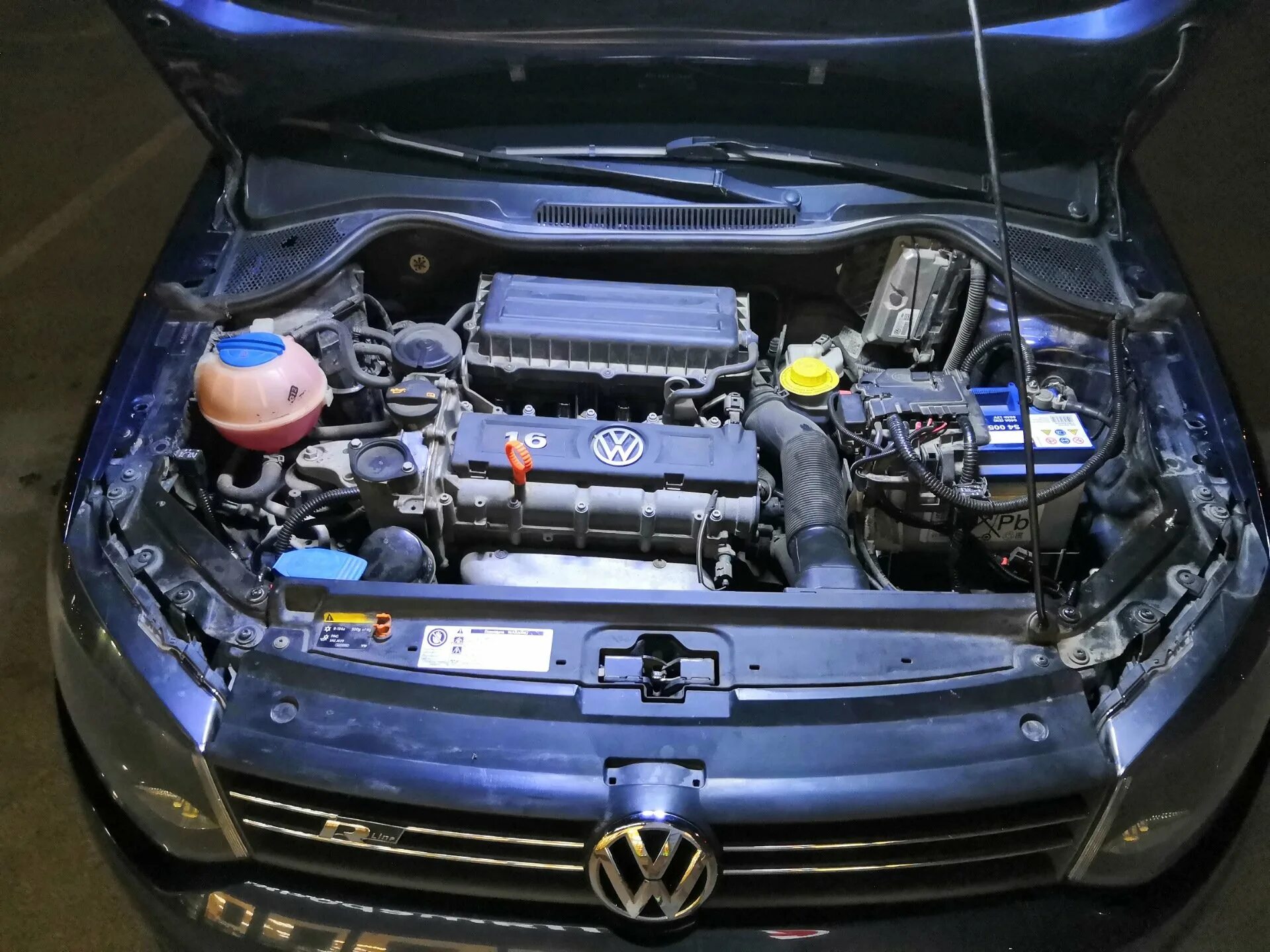 Подкапотное пространство поло. Подкапотка volkswagen polo. подкапотка поло седан 1.6. подкапотное пространство поло седан. подкапотное пространство vw polo.