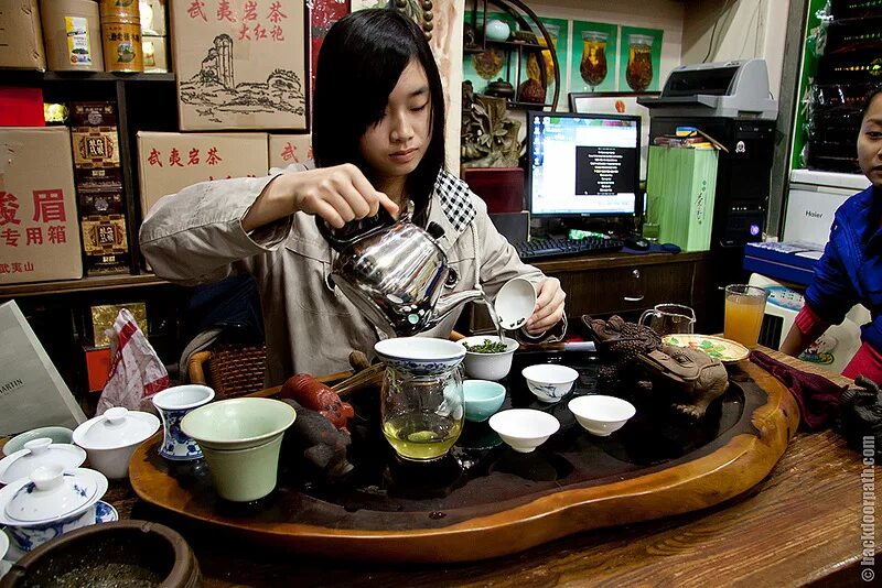 Китайская чайная церемони. Традиционная чайная церемония в китае. Традиции китая чайный ритуал. Церемония чаепития в китае. Культура японии чайная церемония.