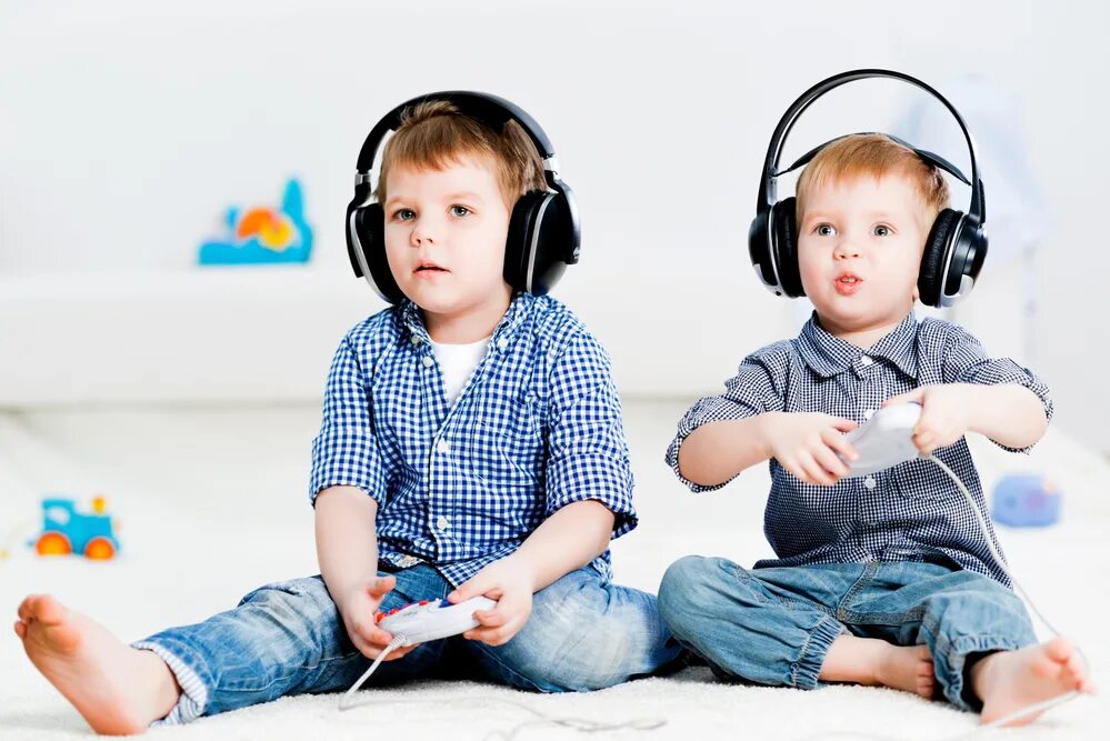 Playing on two. Брат наушники. наушники keep playing. креатив плей брат. brothers play games.