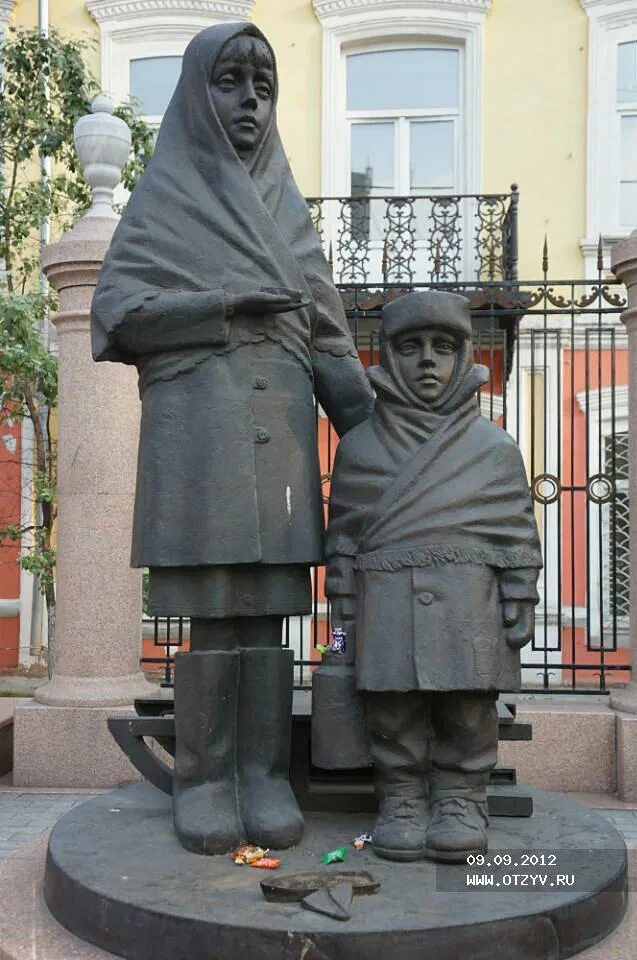 Памятник детям блокадного ленинграда. Памятник детям блокады ленинграда в красноярске. Блокадные памятники. Памятник блокадным детям в омске. Блокадные памятники.