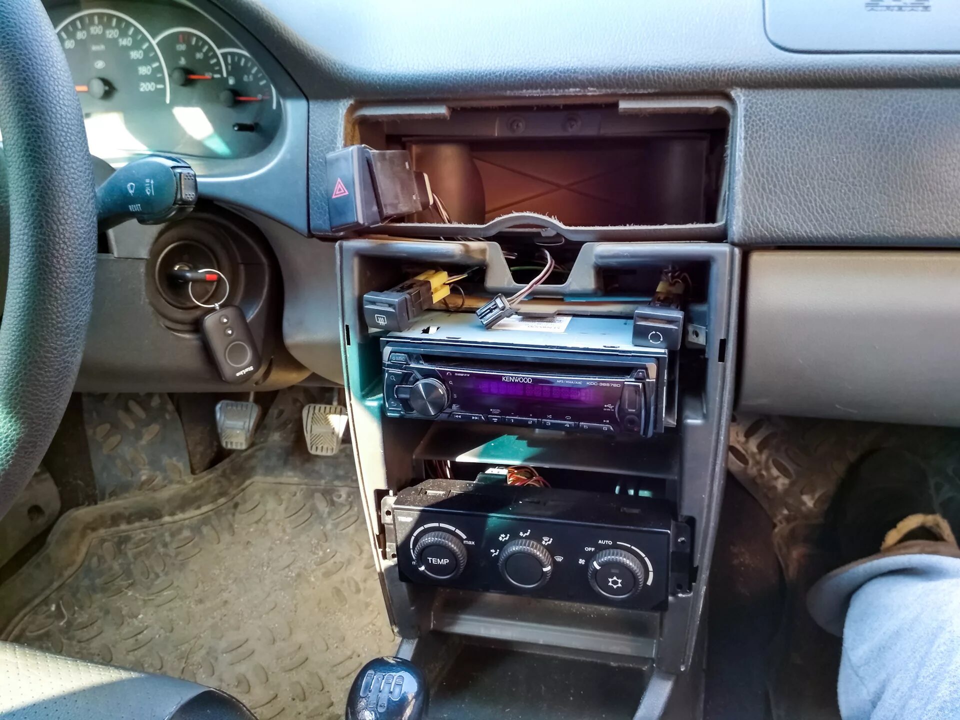 Как снять бороду приора Устранение скрипов центральной консоли. Lada Приора седан, 1,6 л, 2008 года ст