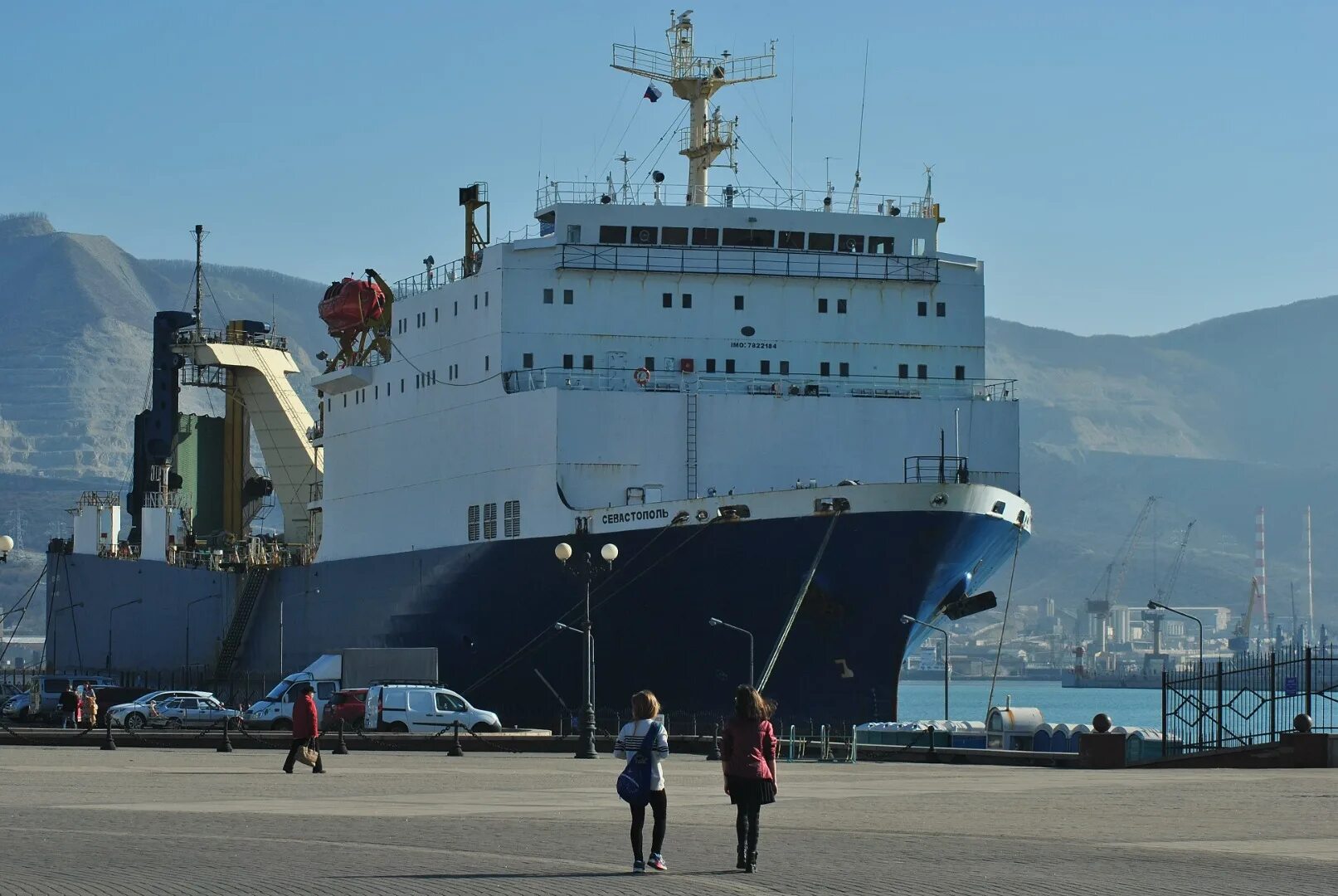 Корабли в порту новороссийска. Порт новороссийск. порт новороссийск вмф. новороссийск порт 2025. корабль в порту новороссийска.