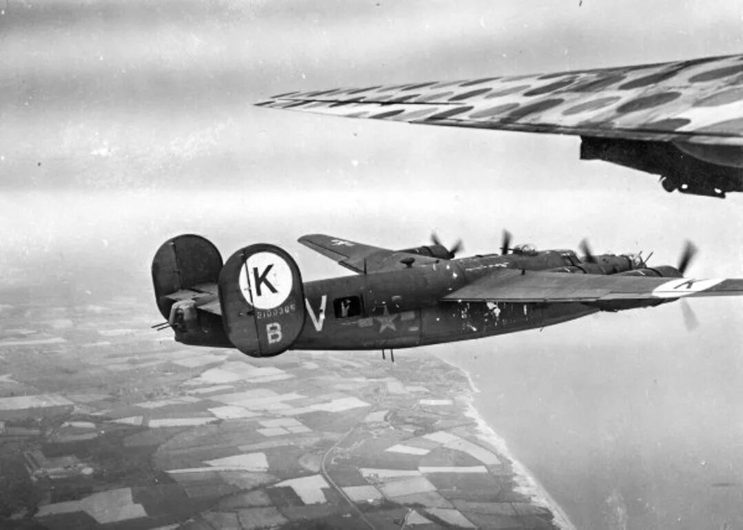 B-24 Liberator. Consolidated b-24 Liberator. Liberator b24 изнутри. Либерейтор б-24 бомбы. Б 24 04