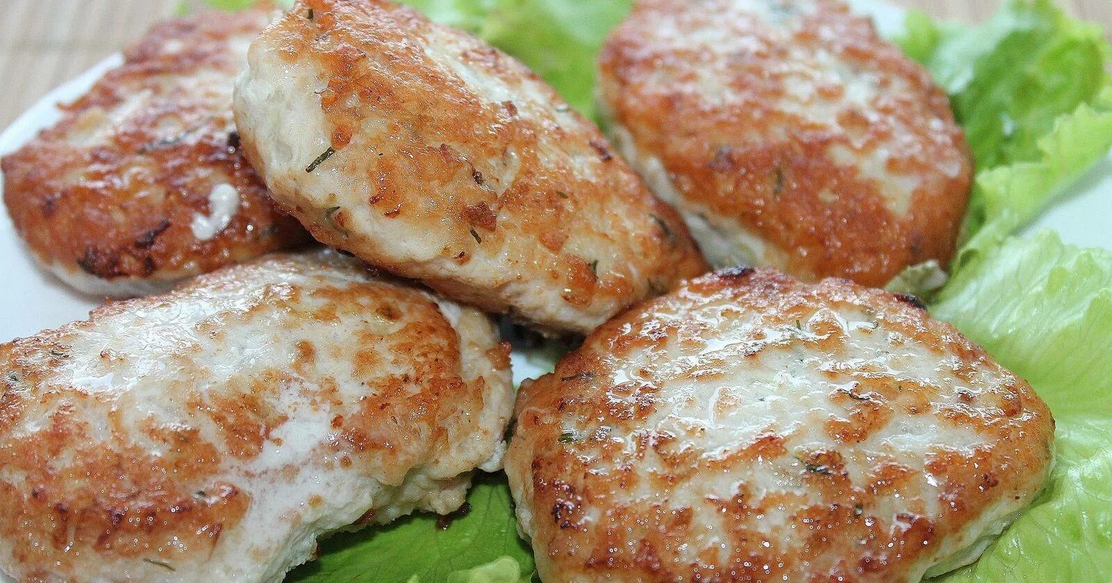 Рецепт вкусных жареных котлет. Филе грудки индейки котлеты. биточки из филе индейки. биточки рубленные из индейки. котлеты из фарша индейки на сковороде.