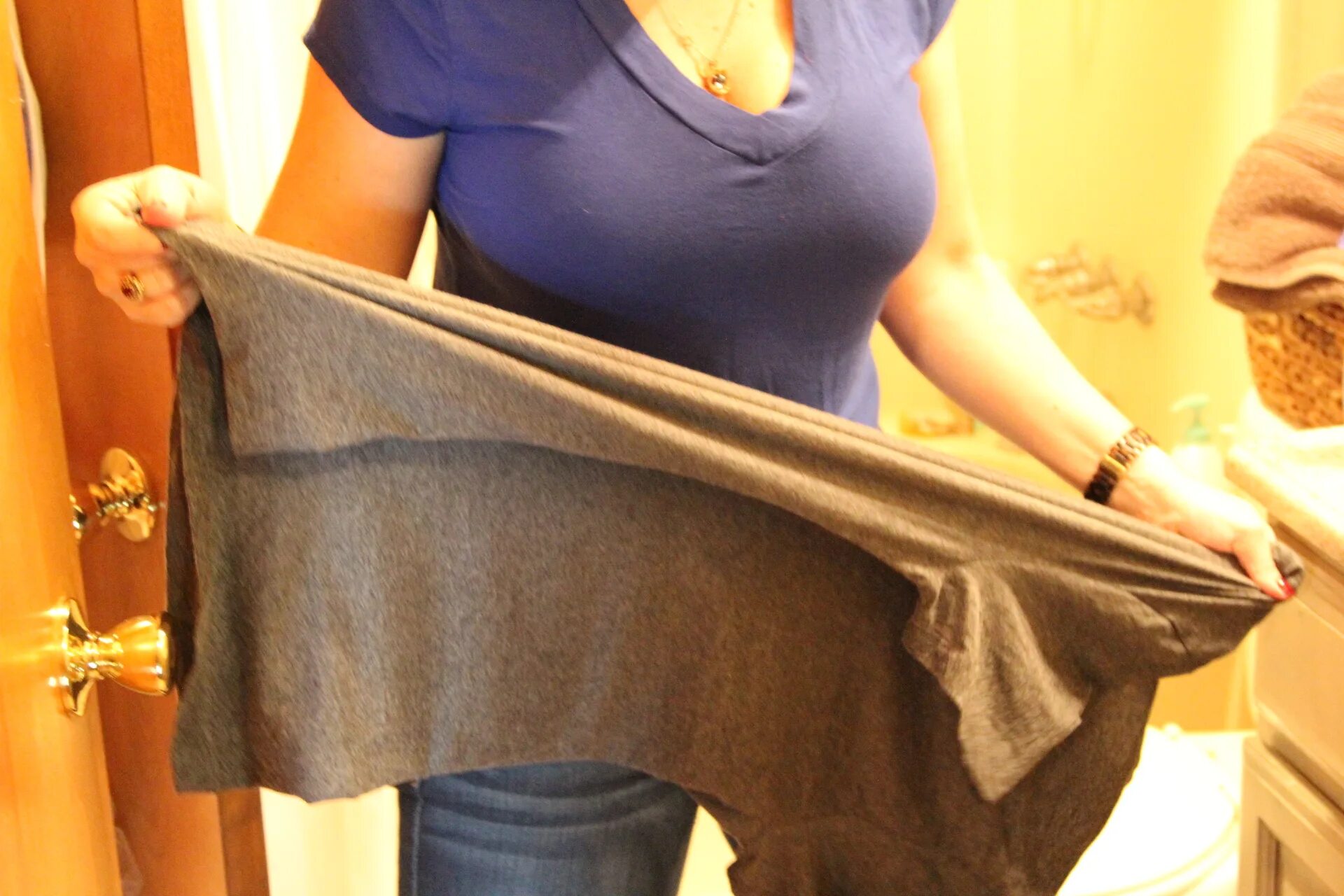 Растянуть одежду. Трикотаж расцветки. Ушить горловину на футболке. Тянущаяся ткань. Ушить трикотажные вещи.