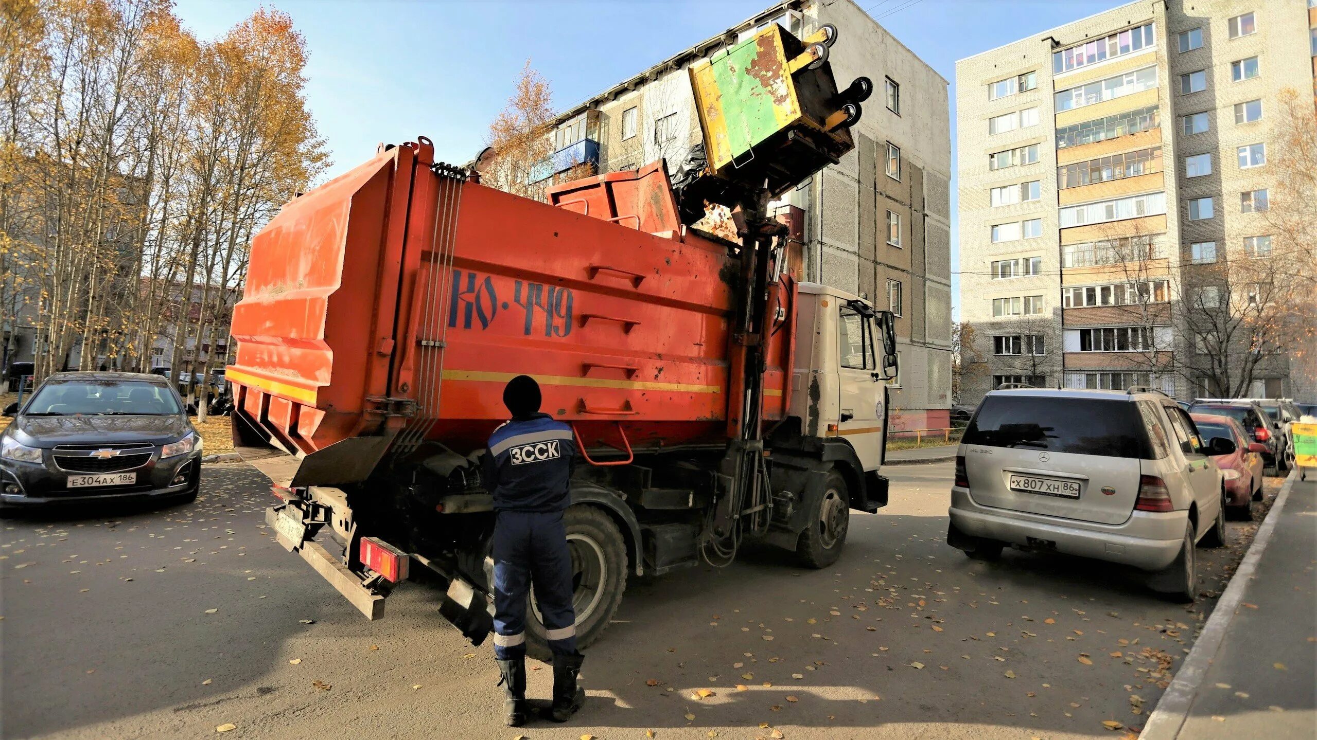 Мусоровоз зарплата. Мусоровоз. Мусоровоз во дворе. КАМАЗ мусоровоз. Собирающие мусоровозы.