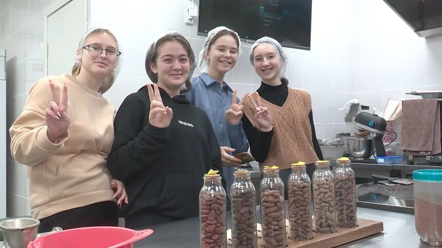 Шоколадная мастерская дианы руди ул самбурова 58. Шоколадная фабрика реклама. просто фабрика. экскурсия на завод афиша. фабрика шоколада радость моя.
