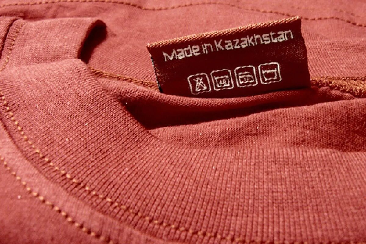 Казахские футболки. Женские одежда интернет магазин казакыстана. Zara бренд. Казахстанские бренды одежды. Бренд одежды казахстан.